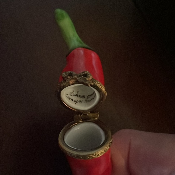 Hand painted Limoges Chili Pepper box - Picture 4 of 7